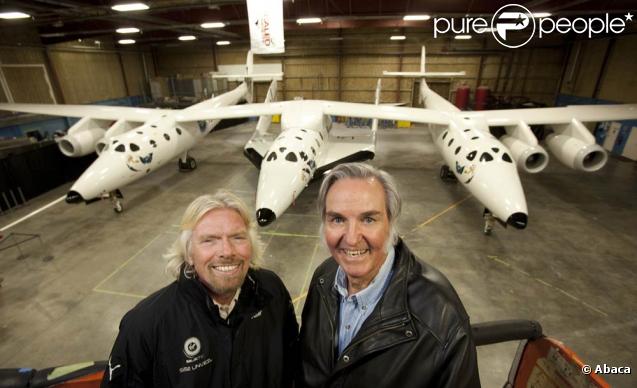Richard Branson et l'ingénieur Burt Rutan ont présenté le 7 décembre la navette conçue pour les premiers touristes de l'espace.
