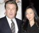Alec Baldwin et sa compagne Nicole Seidel, à l'occasion de l'avant-première de  Pas si simple , qui s'est tenue au Paris Theatre de New York, le 9 décembre 2009.