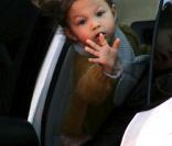 Halle Berry  en balade avec Nahla pour faire ses commissions au marché à Los Angeles le 11 décembre 2009 