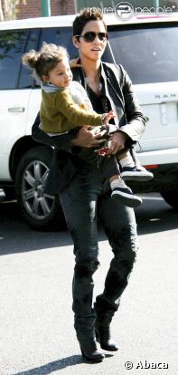 Halle Berry  en balade avec Nahla pour faire ses commissions au marché à Los Angeles le 11 décembre 2009 