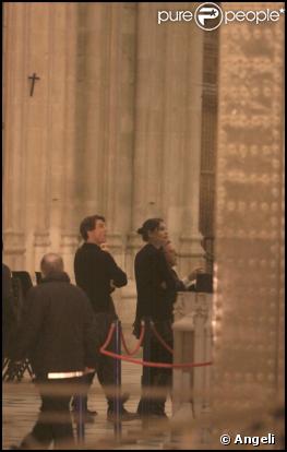 Tom Cruise et Katie Holmes visitent une cathédrale à Séville le 11 décembre 2009