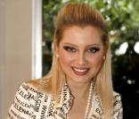 Elena Lenina et son éditeur organisent un jeu-concours pour encourager les potentiels lecteurs à acheter  Les Gigolos , le nouveau livre de la candidate de télé-réalité.