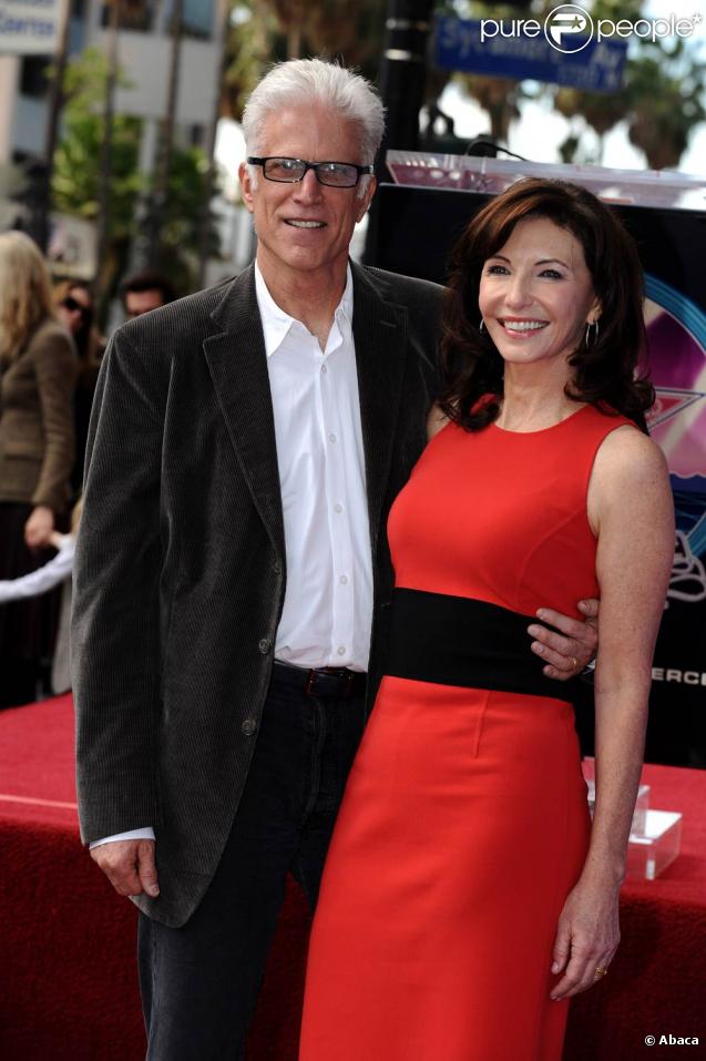 Mary Steenburgen pose avec son ...