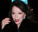 Joan Collins et son mari Percy Gibson se promènent dans Los Angeles le 16 décembre 2009