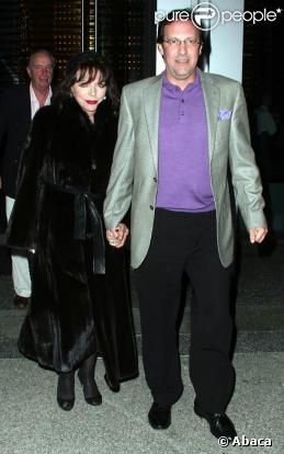 Joan Collins et son mari Percy Gibson se promènent dans Los Angeles le 16 décembre 2009