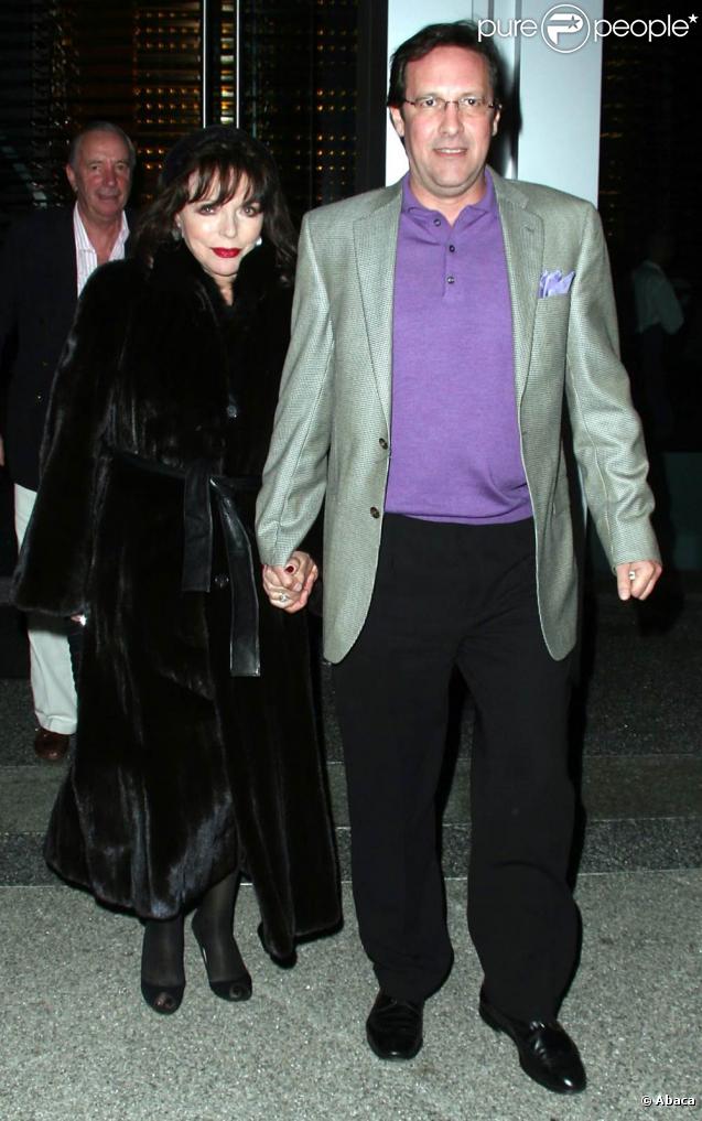 Joan Collins et son mari Percy Gibson se promènent dans Los Angeles le 16 décembre 2009
