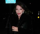 Joan Collins et son mari Percy Gibson se promènent dans Los Angeles le 16 décembre 2009