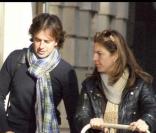 Arantxa Sanchez Vicario et son mari promènent leur bébé dans les rues de Barcelone le 9 décembre 2009