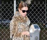 Nicky Hilton, en fourrure, met de l'argent dans le parcmètre avant de se rendre chez le coiffeur le 10 décembre 2009