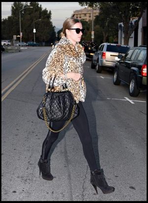 Nicky Hilton, en fourrure, met de l'argent dans le parcmètre avant de se rendre chez le coiffeur le 10 décembre 2009