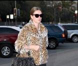 Nicky Hilton, en fourrure, met de l'argent dans le parcmètre avant de se rendre chez le coiffeur le 10 décembre 2009