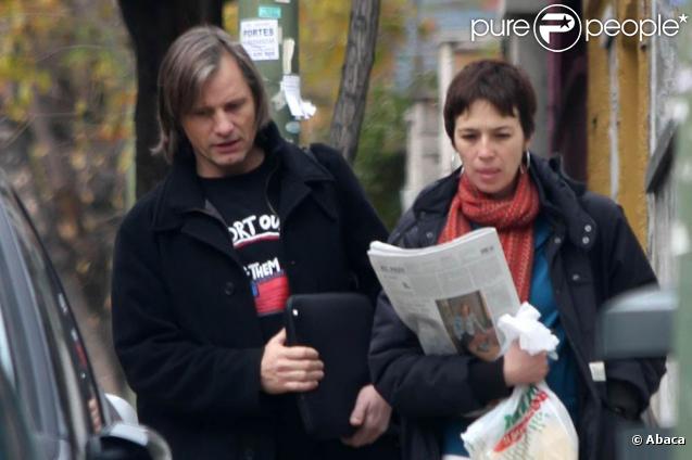 Viggo Mortensen et la charmante Ariadna Gil, en promenade à Madrid, en Espagne, le 20 décembre 2009.