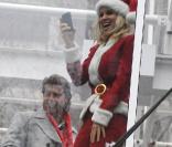 Dean McDermott et Jenny McCarthy font la promotion du film produit par ABC Family, Santa Baby 2: Christmas Maybe sur le pont de Bryan Park à New York en décembre 2009 