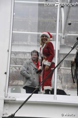 Dean McDermott et Jenny McCarthy font la promotion du film produit par ABC Family, Santa Baby 2: Christmas Maybe sur le pont de Bryan Park à New York en décembre 2009 