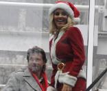 Jenny McCarthy : Déguisée en Mère Noël sexy, elle dévoile à New York... ses jolies courbes !
