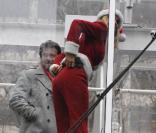 Dean McDermott et Jenny McCarthy font la promotion du film produit par ABC Family, Santa Baby 2: Christmas Maybe sur le pont de Bryan Park à New York en décembre 2009 