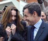 Carla Bruni et Nicolas Sarkozy se rendent au chevet d'enfants hospitalisés. Décembre 2009 