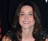 Carla Bruni, le 16 novembre 2009, est radieuse pour un dîner d'Etat. 