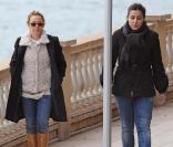 Pour célébrer Noël avec son amoureux Andres, direction la Costa Brava pour Kylie Minogue : ici, découverte de la plage de Tossa de Mar avec la soeur son chéri.