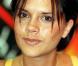 1998 - Victoria Beckham, le visage bien rond, nous a sorti une coupe "à la Fabienne Egal" dans  Tournez Manège ... Le coiffeur aurait mérité un procès !