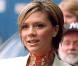 2002 - Elle n'a pas quitté la coupe à la garçonne qui lui va si bien. Toutefois, quelques mèches blondes sont venues en complément.
