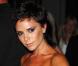 2008 - Victoria Beckham n'est jamais apparue aussi maigre. Elle affiche une coupe garçonne... Quelques centimètres de cheveux lui suffisent désormais.  Décrite par tous comme une mégère, nous ne savons que trop bien à la rédaction de PurePeople 