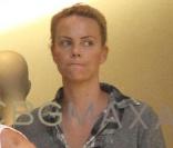 Charlize Theron et sa mère font du shopping chez Max Azria à Beverly Hills le 27 décembre 2009