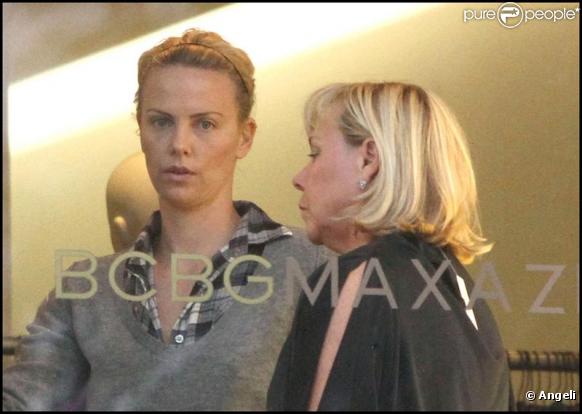 Charlize Theron et sa mère font du shopping chez Max Azria à Beverly Hills le 27 décembre 2009