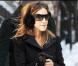 Sarah Jessica Parker dans une jolie petite tenue hivernale tendance rehaussée d'une touche "so flashy" et "so girly" grâce à son sac rose ! 