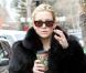 Kate Hudson au top dans un jean troué, un gros manteau de fourrure noir, un it-bag, des jolies boots fourrées noires, et ses Wayfarer fétiches.