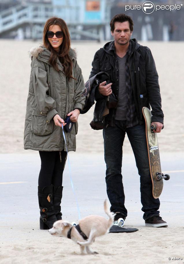 Kate Beckinsale et son mari, Len Wiseman, à Venice Beach à Los Angeles le 27 décembre 2009