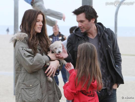 Kate Beckinsale avec sa fille Lily accompagnée d'une de ses amies, et son mari, Len Wiseman, à Venice Beach à Los Angeles le 27 décembre 2009