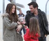Kate Beckinsale avec sa fille Lily accompagnée d'une de ses amies, et son mari, Len Wiseman, à Venice Beach à Los Angeles le 27 décembre 2009