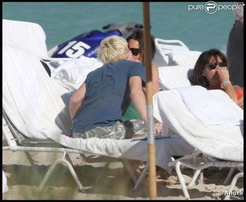 L'acteur Tom Felton (Harry Potter) et son amie Jade Gordon sur la plage de Miami Beach où ils passent leurs vacances de Noël le 29 décembre 2009