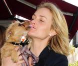 Amber Valletta fait des calîns et des bisous à son petit Woofy durant une promenade à Beverly Hills le 15 décembre 2009