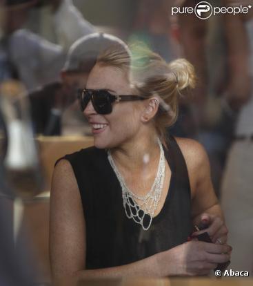 Lindsay Lohan, le samedi 2 janvier 2010, s'offre une petite virée shopping dans les rues de Gustavia (St-Barthélemy) avant de sauter sur un yacht pour un petit tour de bateau.