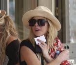 Lindsay Lohan, le samedi 2 janvier 2010, s'offre une petite virée shopping dans les rues de Gustavia (St-Barthélemy) avant de sauter sur un yacht pour un petit tour de bateau.