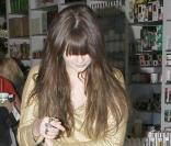 Mischa Barton fait du shopping sur Sunset Blvd sans maquillage le 4 janvier 2010