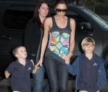 Victoria Beckham et ses enfants en pleine séance shopping à The Grove à Los Angeles le 6 janvier 2010
