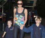 Victoria Beckham et ses enfants en pleine séance shopping à The Grove à Los Angeles le 6 janvier 2010