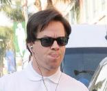 Mark Walhberg et sa femme Rhea Durham, très enceinte, se dirige vers le Roxbury Medical Building près un avoir pris à emporter dans un snack de Beverly Hills le 6 janvier 2010