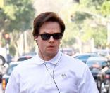 Mark Walhberg et sa femme Rhea Durham, très enceinte, se dirige vers le Roxbury Medical Building près un avoir pris à emporter dans un snack de Beverly Hills le 6 janvier 2010