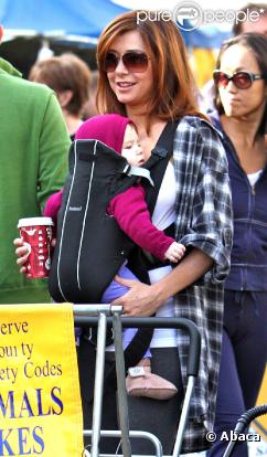 Alyson Hannigan, son mari Alexis Denisof et leur fille Satyana au marché de Santa Monica le 9 janvier 2010