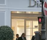 Jacques Chirac fait ses courses chez Dior avenue montaigne à Paris