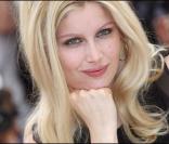 Laetitia Casta en blonde pour son rôle de Bardot dans Gainsbourg (vie héroïque) 
