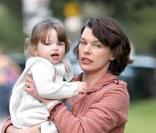 Milla Jovovich et son mari Paul W.S Anderson passent l'après-midi au parc avec leur fille Ever Gabo. Beverly Hills le 12 janvier 2010