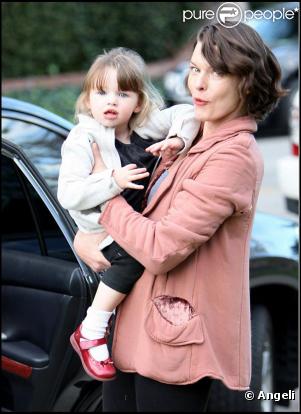 Milla Jovovich et son mari Paul W.S Anderson passent l'après-midi au parc avec leur fille Ever Gabo. Beverly Hills le 12 janvier 2010