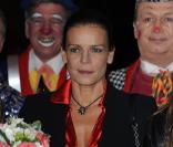 Stéphanie de Monaco assiste avec ses filles Pauline et Camille à la deuxième représentation du 34th Festival du cirque de Monte-Carlo, le 15 janvier 2010