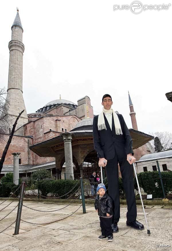 Sultan Kosen, l'homme le plus grand du monde, et He Pingping, l'homme le plus petit, à Istanbul