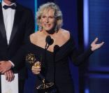 Simon Baker remet un Emmy Award à Glenn Close (septembre 2009) 